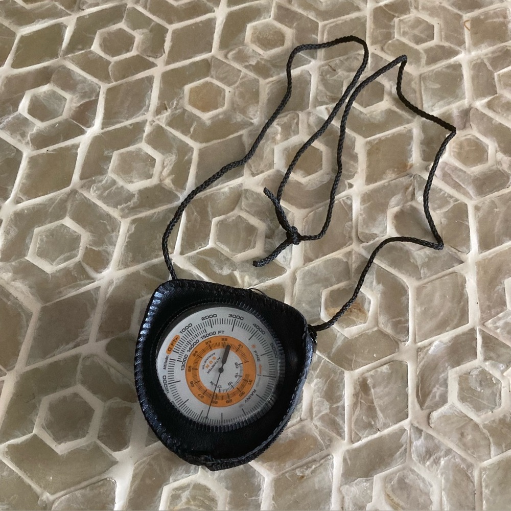 Sun Company Altimeter 202 Altimeter/Barometer with Leather Case - Picture 2 of 7